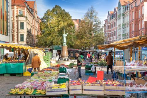Rund um den Nachtwächter-Brunnen gruppieren sich die Marktstände am Lindener Markt